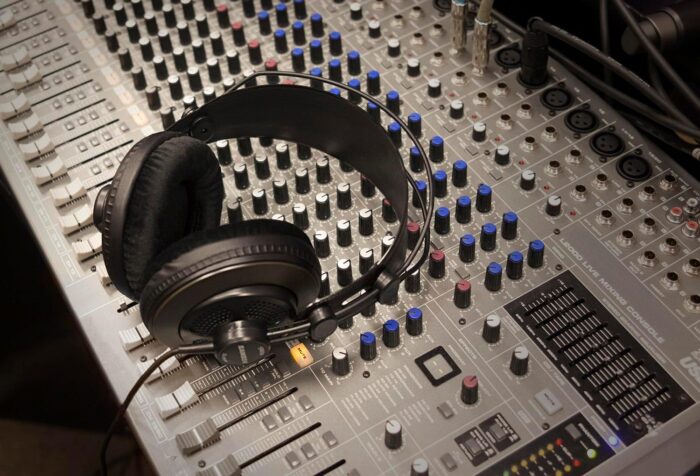 Samson Technologies SR850 Semi Open-Back Studio Reference Headphones, Black - Image 7